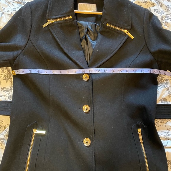 Classic & chic black winter coat with gold details - Picture 3 of 7